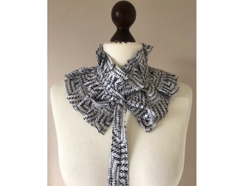 Col amovible femme frou frou en mousseline blanc et bleu marine Malia