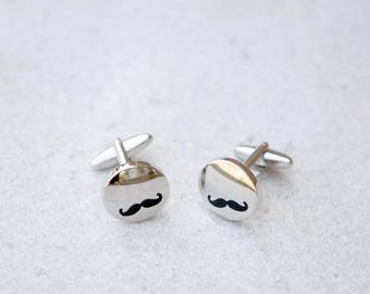 Gemelos de plata con diseño de bigote