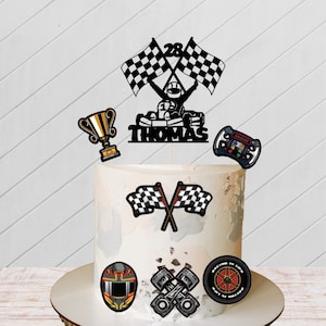 Aangepaste kart-taarttopper, kart-verjaardagstaartdecoratie met elke naam en leeftijd in de gepersonaliseerde taarttopper