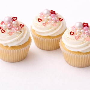 Rosa und rotes Herz Valentinstag Cupcake Streusel Mix schimmernde Perle essbare Formen Liebes-Themed Kuchendekoration