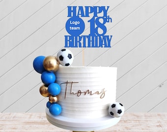 Decorazione per torta a tema calcio, perfetta per feste di compleanno con un tocco sportivo.