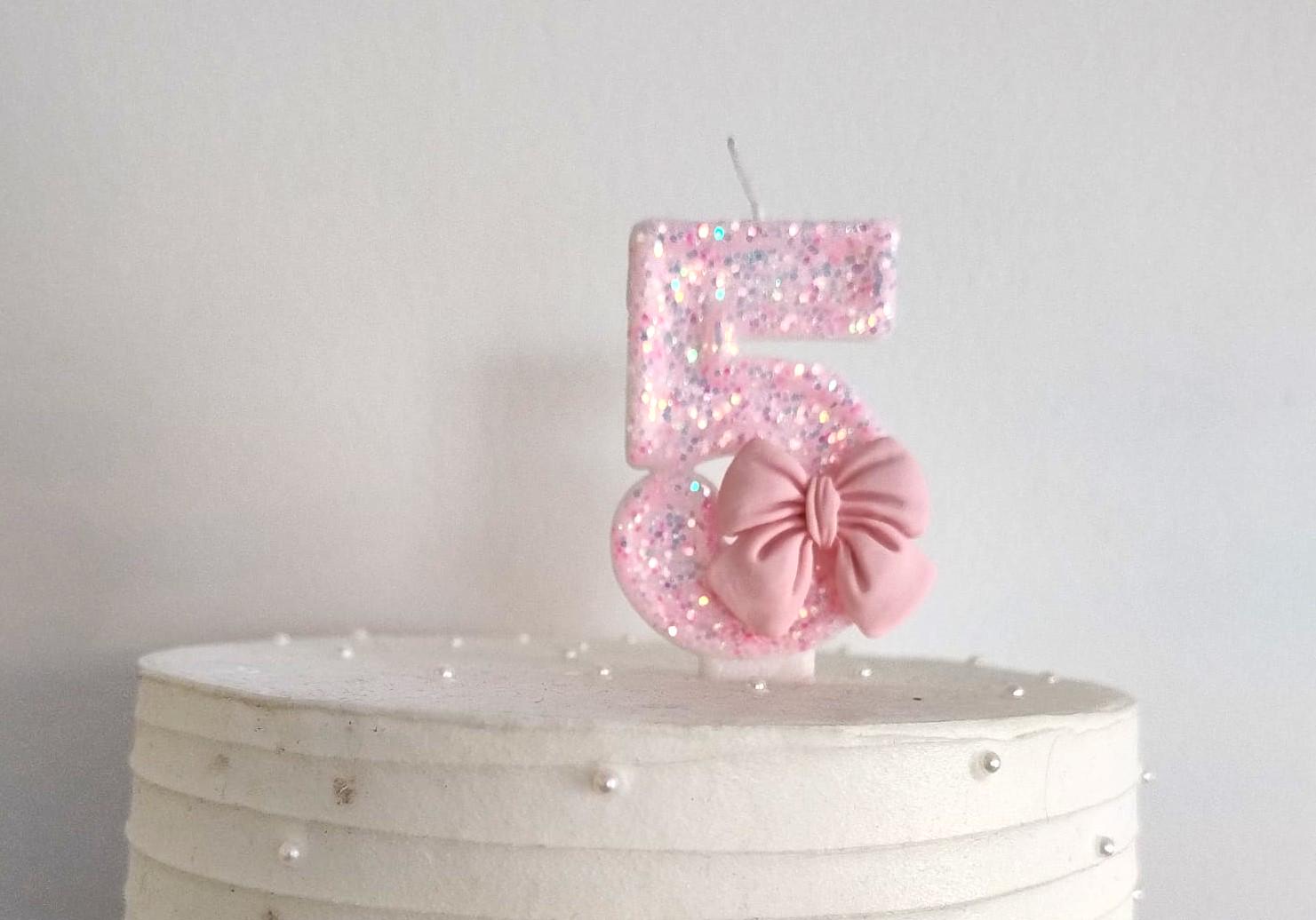 Zahlenkerze Mit Schleife & Krone – Rosa Glitzer, Für 1. Geburtstag, Aus Wachs, Inkl. Halter