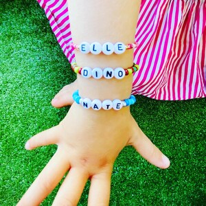 Personalizables niños carta amistad pulsera personalizada pulsera apilable w / corazón y oro opcional encanto color cuentas estiramiento pulsera elástica
