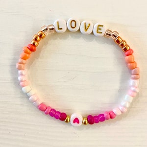 Pulsera personalizable con letras en oro rosa y rosa, brazalete apilable con diseño de la amistad, con diseño de degradado, para fiestas, con cuentas de colores personalizadas, regalo