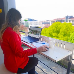 Klappbarer Metallbalkon-Bartisch: Platzsparender Terrasse-Schreibtisch