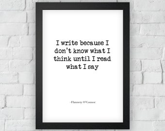 Może przedstawiać: Czarno-biały wydruk typograficzny z cytatem Flannery O'Connor: "Piszę, ponieważ nie wiem, co myślę, dopóki nie przeczytam tego, co mówię."