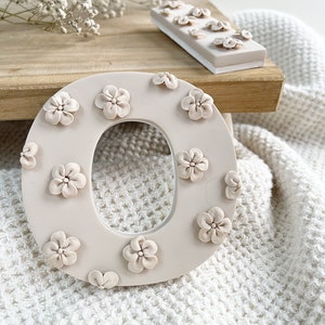 Letras de pared con diseño floral delicado, letreros con nombre, letras para niños, decoración infantil, decoración de pared neutra para habitación infantil, decoración de boda