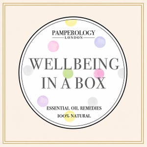 K&ouml;nnte beinhalten: Ein kreisf&ouml;rmiges Etikett mit cremefarbenem Hintergrund und einem d&uuml;nnen schwarzen Rand. Der Text lautet PAMPEROLOGY LONDON, WELLBEING IN A BOX, ESSENTIAL OIL REMEDIES und 100% NATURAL. Das Design zeigt verstreute, halbtransparente Pastellkreise.