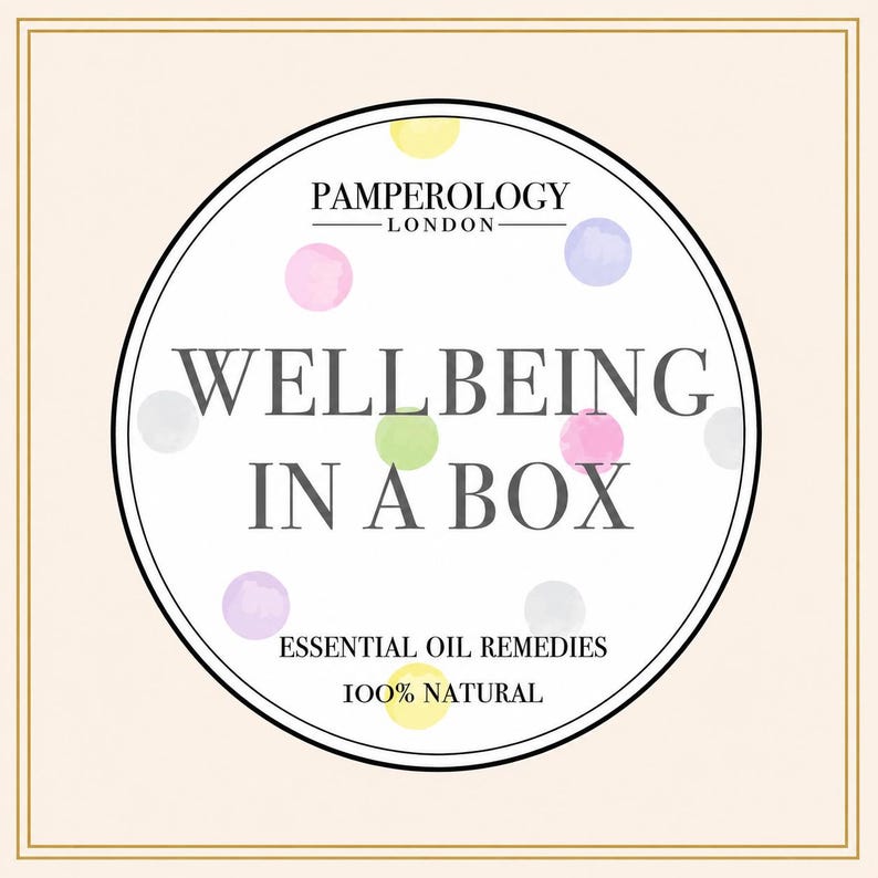 K&ouml;nnte beinhalten: Ein kreisf&ouml;rmiges Etikett mit cremefarbenem Hintergrund und einem d&uuml;nnen schwarzen Rand. Der Text lautet PAMPEROLOGY LONDON, WELLBEING IN A BOX, ESSENTIAL OIL REMEDIES und 100% NATURAL. Das Design zeigt verstreute, halbtransparente Pastellkreise.