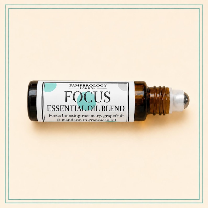 K&ouml;nnte beinhalten: Eine kleine Roll-on-Flasche aus bernsteinfarbenem Glas mit einem wei&szlig;en Etikett, das den Text Pamperology London Focus Essential Oil Blend tr&auml;gt. Das Etikett listet Rosmarin, Grapefruit und Mandarine in Traubenkern&ouml;l auf. Mit wei&szlig;em Roll-on-Aufsatz.