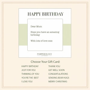 K&ouml;nnte beinhalten: Eine quadratische Geschenkkartenvorlage mit wei&szlig;em Hintergrund und einem hellgr&uuml;nen horizontalen Streifen. Der Text lautet HAPPY BIRTHDAY, Dear Mum, Hope you have an amazing birthday, With lots of love xxx, PAMPEROLOGY LONDON und Choose Your Gift Card.