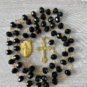 Handcrafted black and gold Catholic prayer rosary. Azabache rosary, onyx rosary, glam rosary, vintage, unisex, handmade, prayer necklace