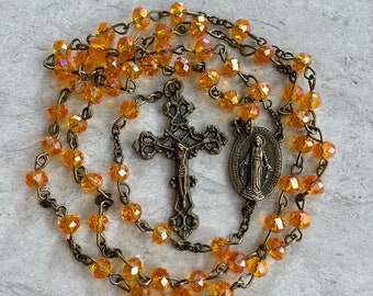 Rosario de cristal hecho a mano, crucifijo de bronce, medallón de la Virgen María.