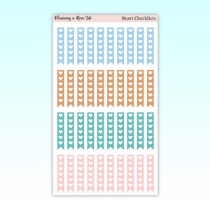 Puede incluir: Una hoja de pegatinas para planificador con listas de verificaci&oacute;n en forma de coraz&oacute;n en azul, beige, turquesa y rosa. El texto "Planning a Rosie Life" y "Heart Checklists" est&aacute; en la parte superior. Cada lista tiene un dise&ntilde;o de coraz&oacute;n blanco.