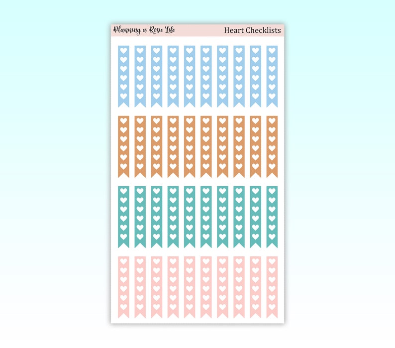 Puede incluir: Una hoja de pegatinas para planificador con listas de verificaci&oacute;n en forma de coraz&oacute;n en azul, beige, turquesa y rosa. El texto "Planning a Rosie Life" y "Heart Checklists" est&aacute; en la parte superior. Cada lista tiene un dise&ntilde;o de coraz&oacute;n blanco.