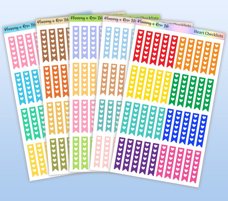Puede incluir: Una colecci&oacute;n de listas de verificaci&oacute;n de corazones coloridos. Cada lista de verificaci&oacute;n presenta un dise&ntilde;o de banner con corazones blancos. La paleta de colores incluye rosa, azul, naranja, amarillo, verde y morado. El texto "Planning a Rosie Life" y "Heart Checklists" son visibles.