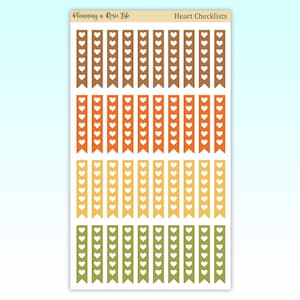 Puede incluir: Una hoja de pegatinas para planificador con el texto "Heart Checklists" en la parte superior. Las pegatinas son rectangulares con forma de banner en la parte inferior. Cada pegatina tiene una fila de corazones blancos. Las pegatinas son en tonos marrones, naranjas, amarillos y verdes.