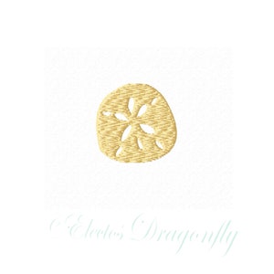 Könnte beinhalten: Ein goldfarbener Sanddollar mit einem fünfzackigen Sternmuster in der Mitte.