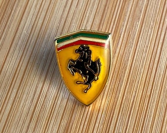 Bella spilla da bavero smaltata con stemma Ferrari vintage: sfondo giallo, bandiera italiana, stallone nero, elementi dorati