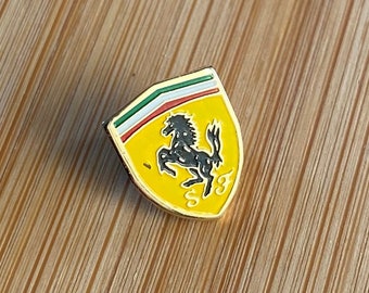 Maravilloso pin de escudo de Ferrari coleccionable vintage - Elegancia automotriz clásica