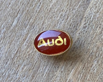 Pin de solapa Audi pequeño en relieve de bronce esmaltado brillante - Encanto automotriz clásico