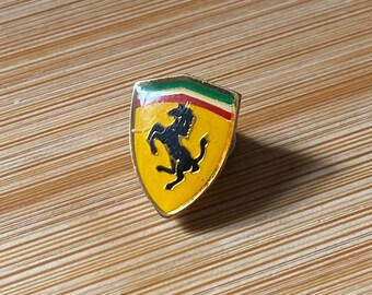 Vintage Ferrari Crest geëmailleerde reversspeld - gele achtergrond, Italiaanse vlag, zwarte hengst, gouden kenmerken