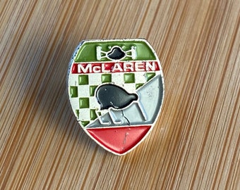 Maravilloso pin de escudo con el logotipo de McLaren coleccionable vintage desgastado por la carretera - Elegancia automotriz clásica