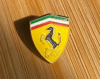 Hermoso viejo vintage coleccionable Ferrari Crest Pin - Elegancia automotriz clásica