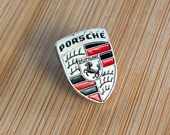 Hermoso pin de solapa de plata de metal Porsche vintage - Elegancia automotriz clásica