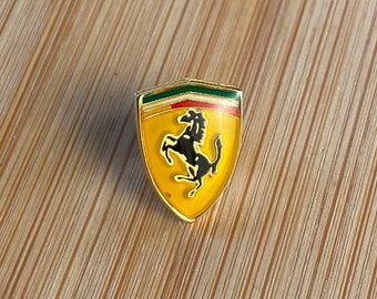 Belle épinglette émaillée avec écusson Ferrari vintage - Fond jaune, drapeau italien, étalon noir, or