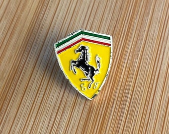 Maravilloso pin de escudo de Ferrari coleccionable vintage desgastado por la carretera - Elegancia automotriz clásica