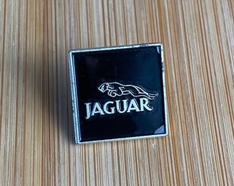 Mooie zwart geschilderde vintage Jaguar reversspeld-badge - klassieke automobiele elegantie