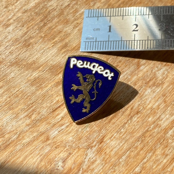 Peugeot - Pin's Peugeot 205 blanche de chez TELCI