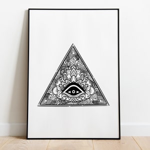 Puede incluir: Impresi&oacute;n en blanco y negro de arte de l&iacute;nea de un ojo dentro de un tri&aacute;ngulo con dise&ntilde;os intrincados. El ojo est&aacute; rodeado por un patr&oacute;n tipo mandala.