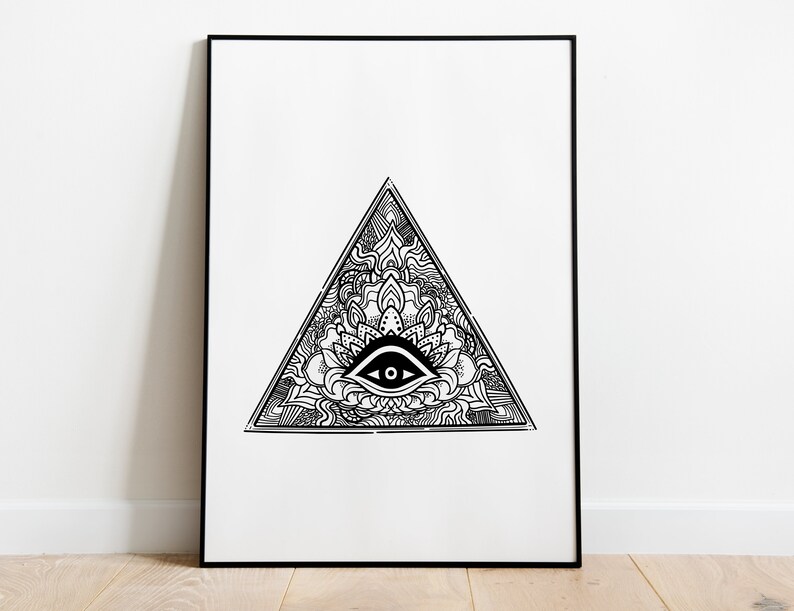 Puede incluir: Impresi&oacute;n en blanco y negro de arte de l&iacute;nea de un ojo dentro de un tri&aacute;ngulo con dise&ntilde;os intrincados. El ojo est&aacute; rodeado por un patr&oacute;n tipo mandala.
