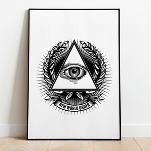 Puede incluir: Ilustraci&oacute;n en blanco y negro de un ojo que todo lo ve dentro de un tri&aacute;ngulo, rodeado de una corona de hojas. El texto "New World Order" est&aacute; escrito debajo del tri&aacute;ngulo.