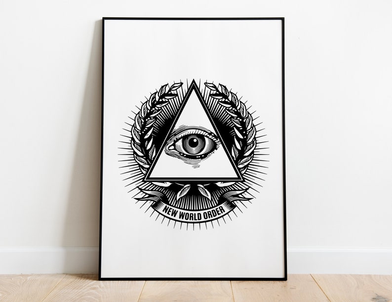 Puede incluir: Ilustraci&oacute;n en blanco y negro de un ojo que todo lo ve dentro de un tri&aacute;ngulo, rodeado de una corona de hojas. El texto "New World Order" est&aacute; escrito debajo del tri&aacute;ngulo.