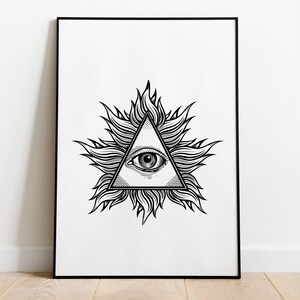 Puede incluir: Impresi&oacute;n en blanco y negro de arte de l&iacute;nea de un ojo dentro de un tri&aacute;ngulo con un dise&ntilde;o de sol alrededor.