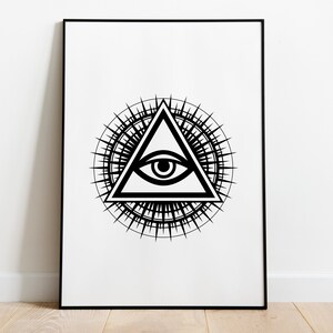 Puede incluir: Ilustraci&oacute;n en blanco y negro de un ojo que todo lo ve dentro de un tri&aacute;ngulo, rodeado de un dise&ntilde;o circular de l&iacute;neas radiantes.