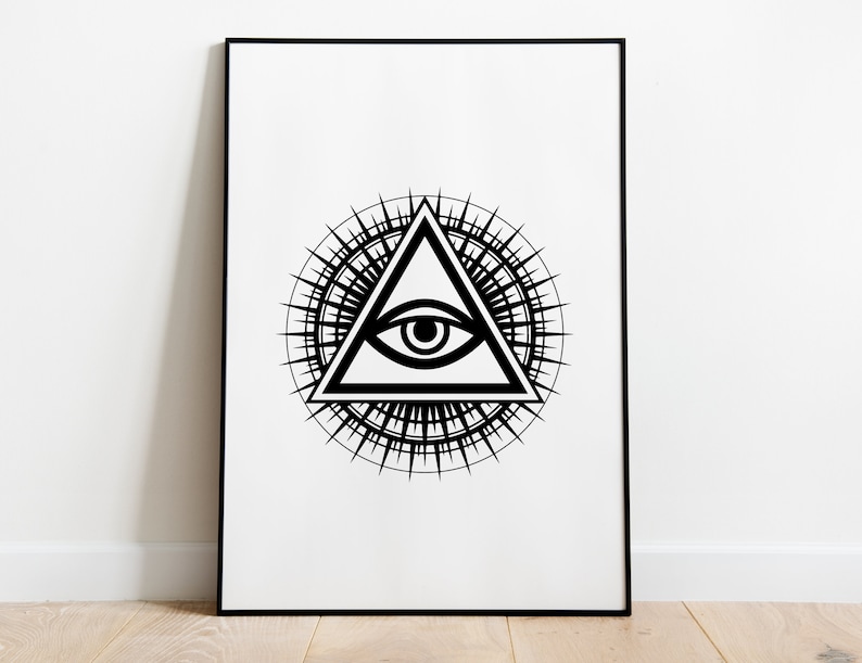 Puede incluir: Ilustraci&oacute;n en blanco y negro de un ojo que todo lo ve dentro de un tri&aacute;ngulo, rodeado de un dise&ntilde;o circular de l&iacute;neas radiantes.