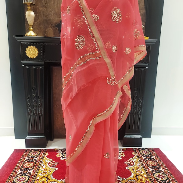 Bordo in tessuto Doria di seta con bordo lavorato a mano kamdani mukesh e sari color pesca booti rosa, sari leggero e setoso