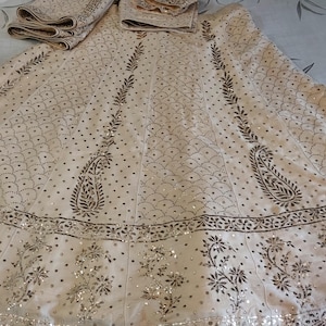 Mooie lehenga-chunniset, in paarse ombrekleur, pure organzafebric met mukesh- en kamdani-handwerk.