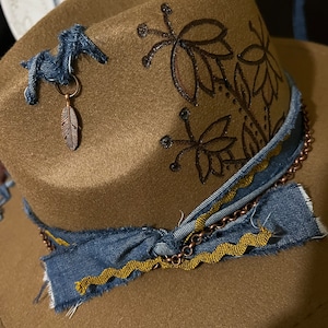 Beige hat with denim trim