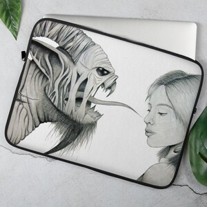 Könnte beinhalten: Eine Schwarzweißillustration eines Wesens mit einer langen Zunge und einer Frau mit geschlossenen Augen. Das Wesen befindet sich auf der linken Seite des Bildes und die Frau auf der rechten Seite des Bildes. Die Zunge des Wesens ist in Richtung des Gesichts der Frau ausgestreckt.