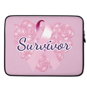 Puede incluir: Funda para portátil rosa con una cinta rosa y rosas en forma de corazón. El texto "Survivor" está escrito en morado en la funda.