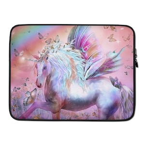 Puede incluir: Un unicornio blanco con alas iridiscentes sobre un fondo de arcoíris. El unicornio está rodeado de mariposas en tonos de rosa, morado y azul.