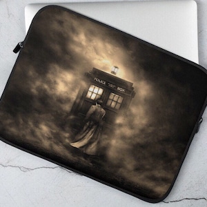 WHOVIAN POLICE BOX, Laptop Sleeve 13 15, Timelord Doctor Show, Fabric Surface Cover, Printed Who Fan Gift, Sci Fi Time Travel, Time Lord Dr