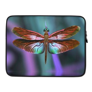 Puede incluir: Funda para portátil con un diseño de libélula. Las alas de la libélula muestran colores iridiscentes, incluyendo rojo, naranja y verde. El fondo es una mezcla borrosa de morado y turquesa.