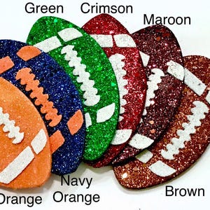 Pu&ograve; includere: Ornamenti glitterati a forma di pallone da football in arancione, blu navy, verde, cremisi, marrone e marrone. Ogni ornamento ha dettagli bianchi e le etichette di testo: Orange, Navy, Green, Crimson, Maroon e Brown. Per artigianato o decorazioni.