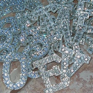 Letras de strass prateadas, apliques de feltro nas costas, enfeites brilhantes, costas planas com iniciais, letras do alfabeto glamorosas, monograma costurado